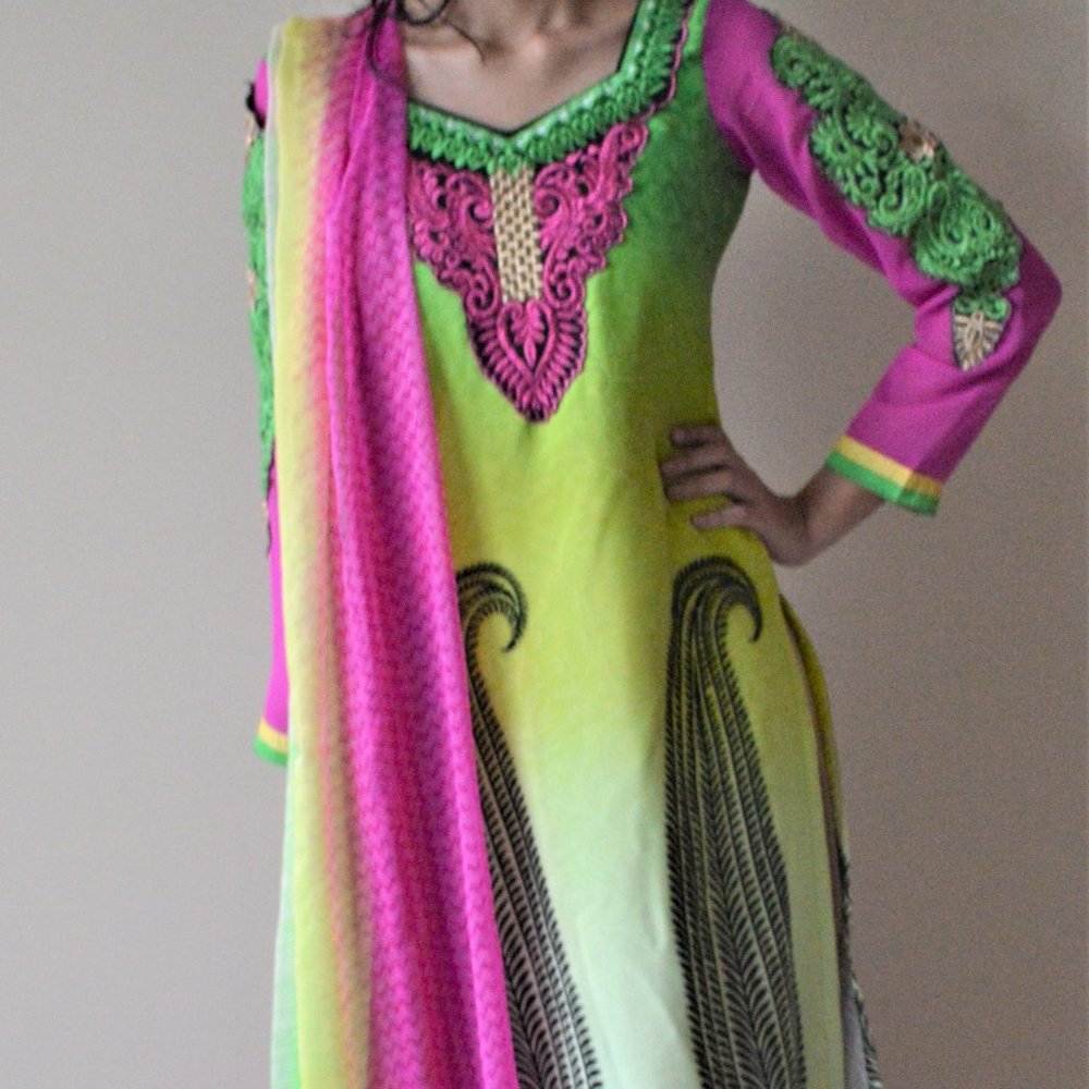 *** LIME GREEN EMBROIDERED SALWAR KAMEEZ Size S NEW + FREE GIFT ***